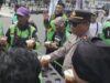 Humanis Polisi Kawal Aksi Damai Driver Ojol di Jember Sambil Berbagi Minuman Dingin