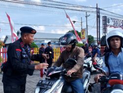 Sambut Hari Kemerdekaan RI ke - 80 Brimob Polda Jatim Berbagi 2000 Bendera Merah Putih di Pamekasan
