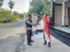Tingkatkan Rasa Nasionalisme, Polres Ngawi Bagikan dan Pasang Bendera Merah Putih di Rumah-rumah Warga