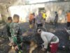Polisi Ngawi Bersama Warga Gotong Royong Bersihkan Puing-puing Sisa Kebakaran Rumah di Sine