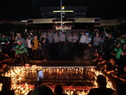 Driver Ojol Gelar Aksi Damai 1000 Lilin di Depan Mapolda Jatim
