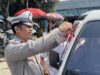 Polres Pacitan Pupuk Jiwa Nasionalisme Jelang HUT ke-80 RI, Berbagi Ratusan Bendera Merah Putih