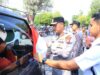 Kapolres Ngawi Turut Pasangkan Bendera Merah Putih di Kendaraan yang Melintas, Tingkatkan Jiwa Nasionalis