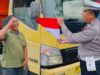 Sambut HUT RI ke-80, Satlantas Polres Ngawi Bagikan dan Pasang Bendera Merah Putih di Kendaraan yang Melintas