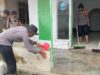Polisi Bersihkan Tempat Ibadah dan Rumah Warga Terdampak Abu Vulkanik Semeru