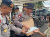 Polisi Berbagi Snack dan Susu untuk Pelajar Terdampak Erupsi Gunung Semeru