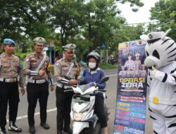 Ops Zebra Semeru 2025: Polres Magetan Turun ke Jalan Ajak Warga Tertib, Bagikan Pamflet, Bunga hingga Coklat Ops Zebra Semeru 2025: Polres Magetan Turun ke Jalan Ajak Warga Tertib, Bagikan Pamflet, Bunga hingga Coklat