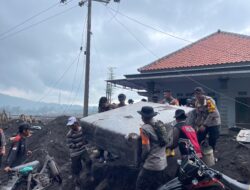 Satbrimob Polda Jawa Timur Perkuat Operasi Kemanusiaan Pasca Erupsi Semeru