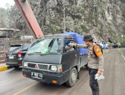 Tim SAR Polda Jatim Bagikan Masker ke Warga Terdampak Abu Vulkanik Semeru