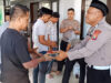 Polres Ngawi Gelar Jumat Berkah, Bagikan Nasi kepada Masyarakat Polres Ngawi Gelar Jumat Berkah, Bagikan Nasi kepada Masyarakat