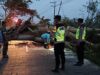 Pohon Tumbang Tutup Akses Jalan, Polsek Kedunggalar Polres Ngawi Gerak Cepat Lakukan Evakuasi
