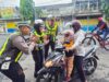 Hari Kesepuluh Operasi Keselamatan Semeru Polres Lumajang Beri Hadiah Pengendara Tertib