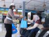 Peduli Mudik, Wakapolres dan Polwan Ngawi Bagikan Bingkisan untuk Pemudik di Rest Area 575A