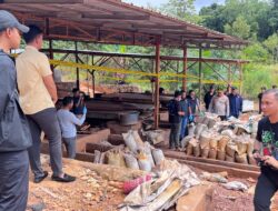 Polri Bongkar Penambangan Ilegal dan Penyelundupan Pasir Timah ke Malaysia, 7 Tersangka Diamankan Polri Bongkar Penambangan Ilegal dan Penyelundupan Pasir Timah ke Malaysia, 7 Tersangka Diamankan