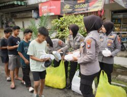 Semangat Ramadhan, Polwan Polres Bondowoso Tebar 500 Takjil di Pasar Induk Semangat Ramadhan, Polwan Polres Bondowoso Tebar 500 Takjil di Pasar Induk