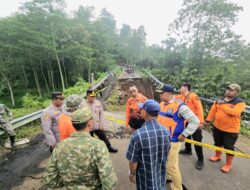 Polres Probolinggo Beri Bantuan Pipa Air Bersih Pascalongsor di Lumbang Polres Probolinggo Beri Bantuan Pipa Air Bersih Pascalongsor di Lumbang